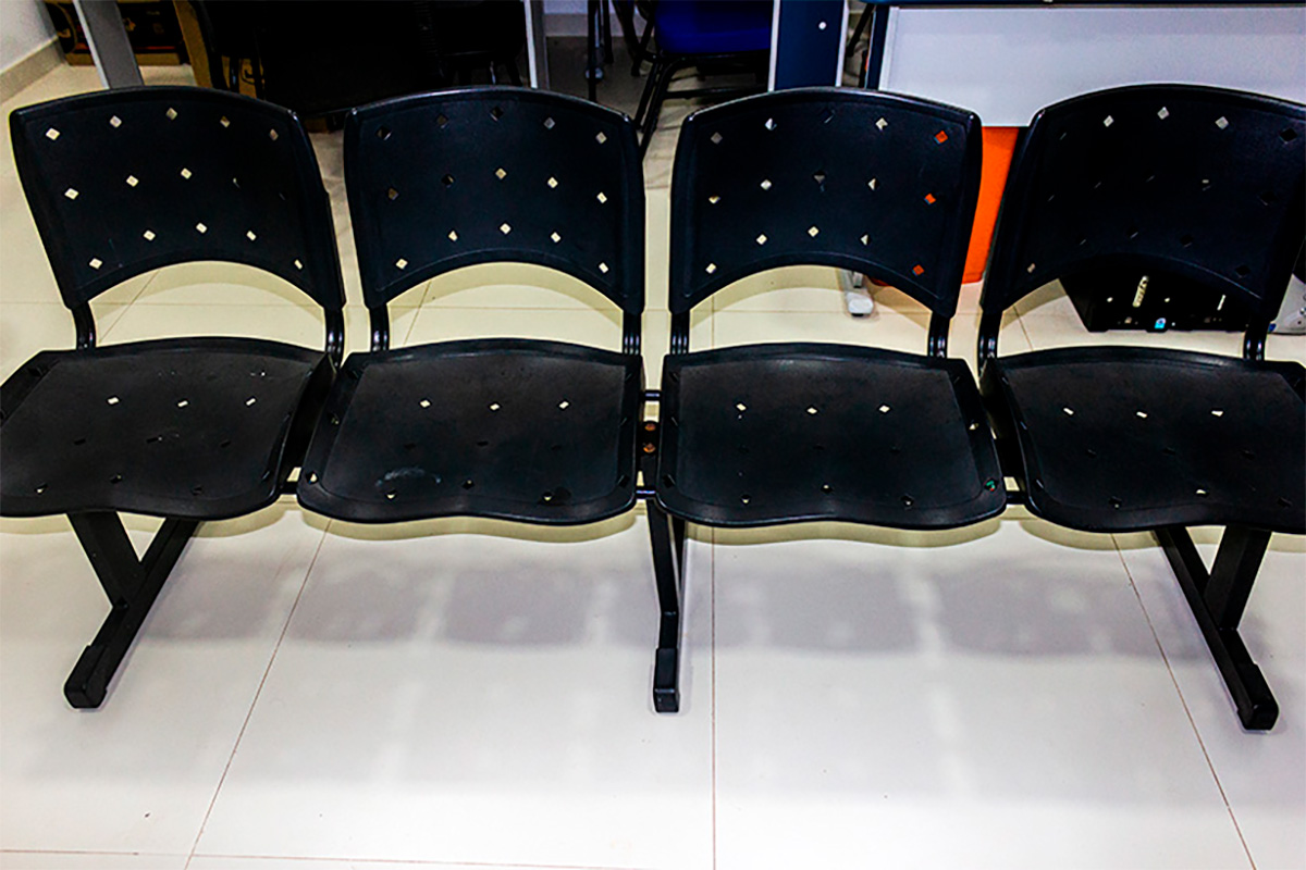 Cadeira Longarina Plástica 04 Lugares – Cor Preta