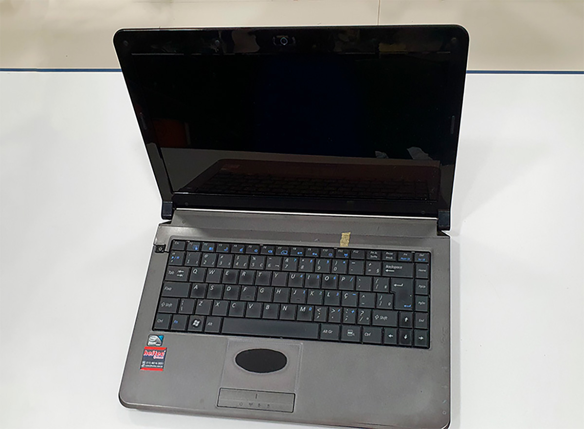 Notebook Positivo Intel Atom CPU D525 1.8 GHZ SSD 120 GB 4 GB de Memória Windows 10