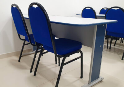 conjunto-01-mesa-com-02-cadeiras-ideal-para-cursos-treinamentos-laboratorio-de-informatica