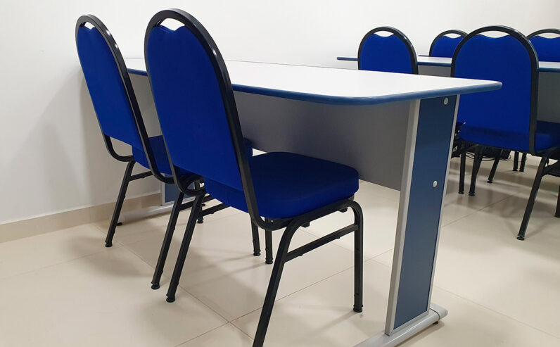 Conjunto 01 Mesa com 02 Cadeiras ideal para Escritório – Treinamentos – Consultório Pandin – Azul/cinza