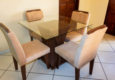 conjunto-de-mesa-sala-de-jantar-com-tampo-de-vidro-4-cadeiras