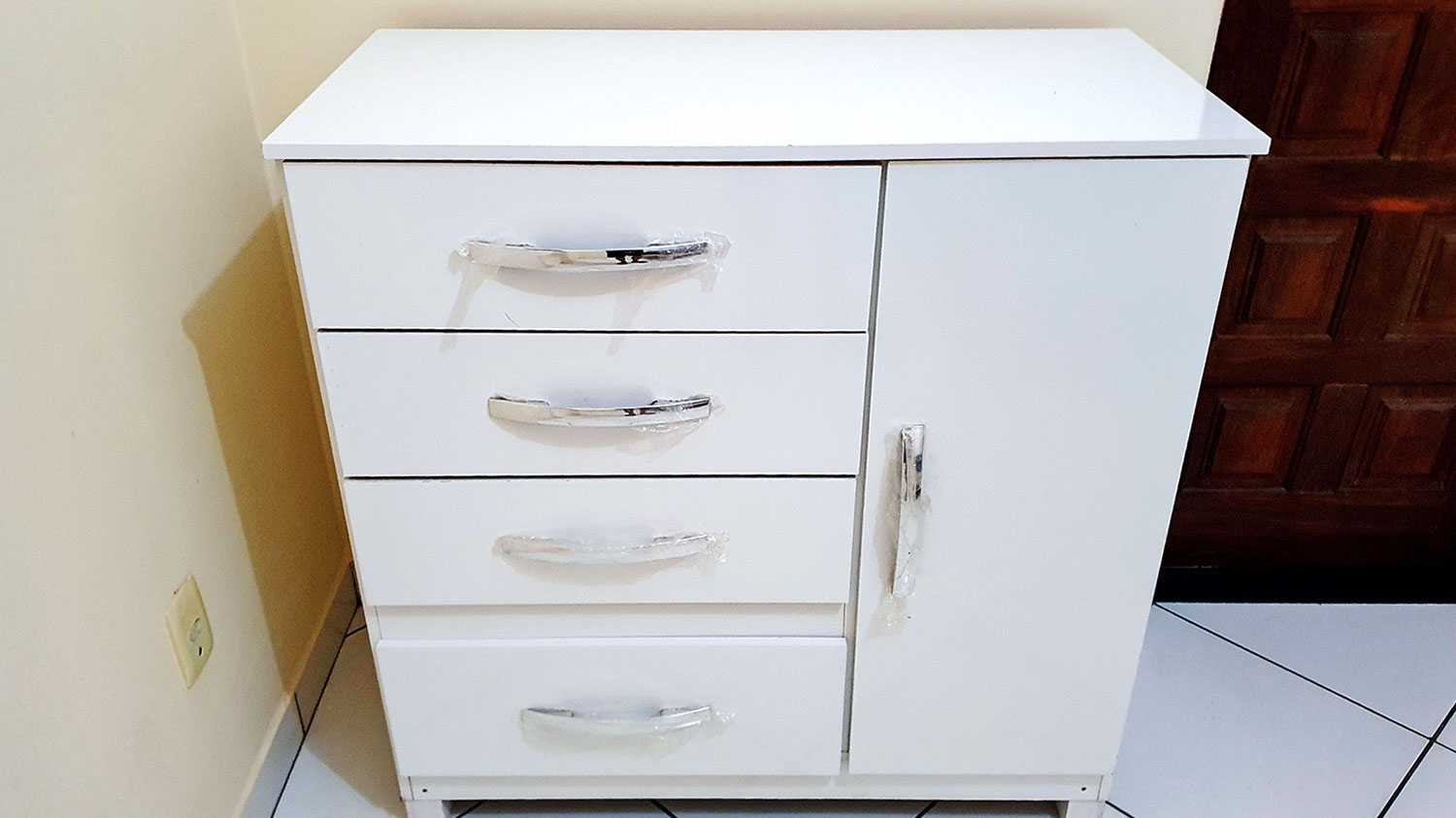 Cômoda Branca com quatro gavetas e uma porta